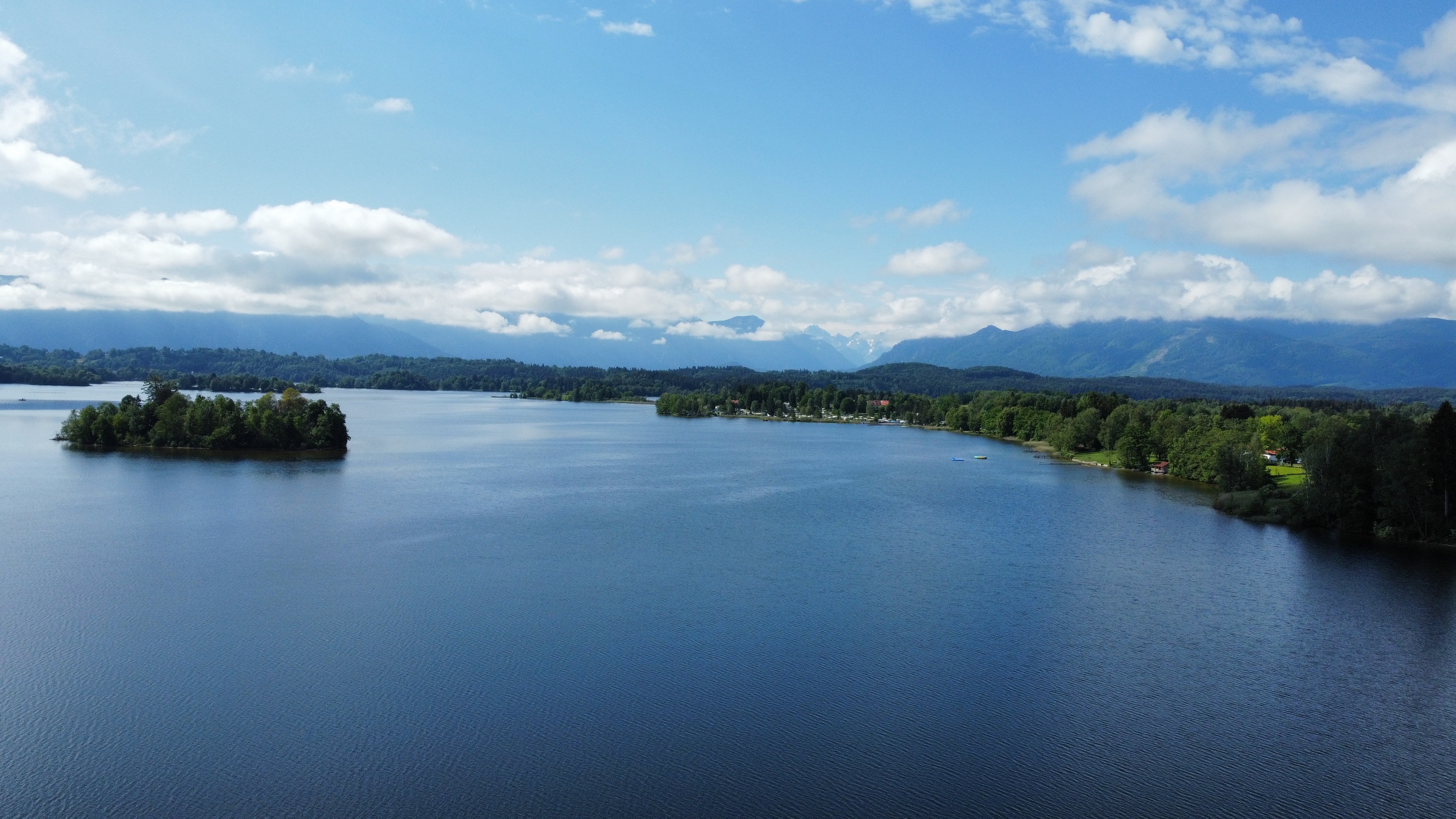 Staffelsee bei Uffing mit Insel, weitem Wasserblick und Bergpanorama im Hintergrund